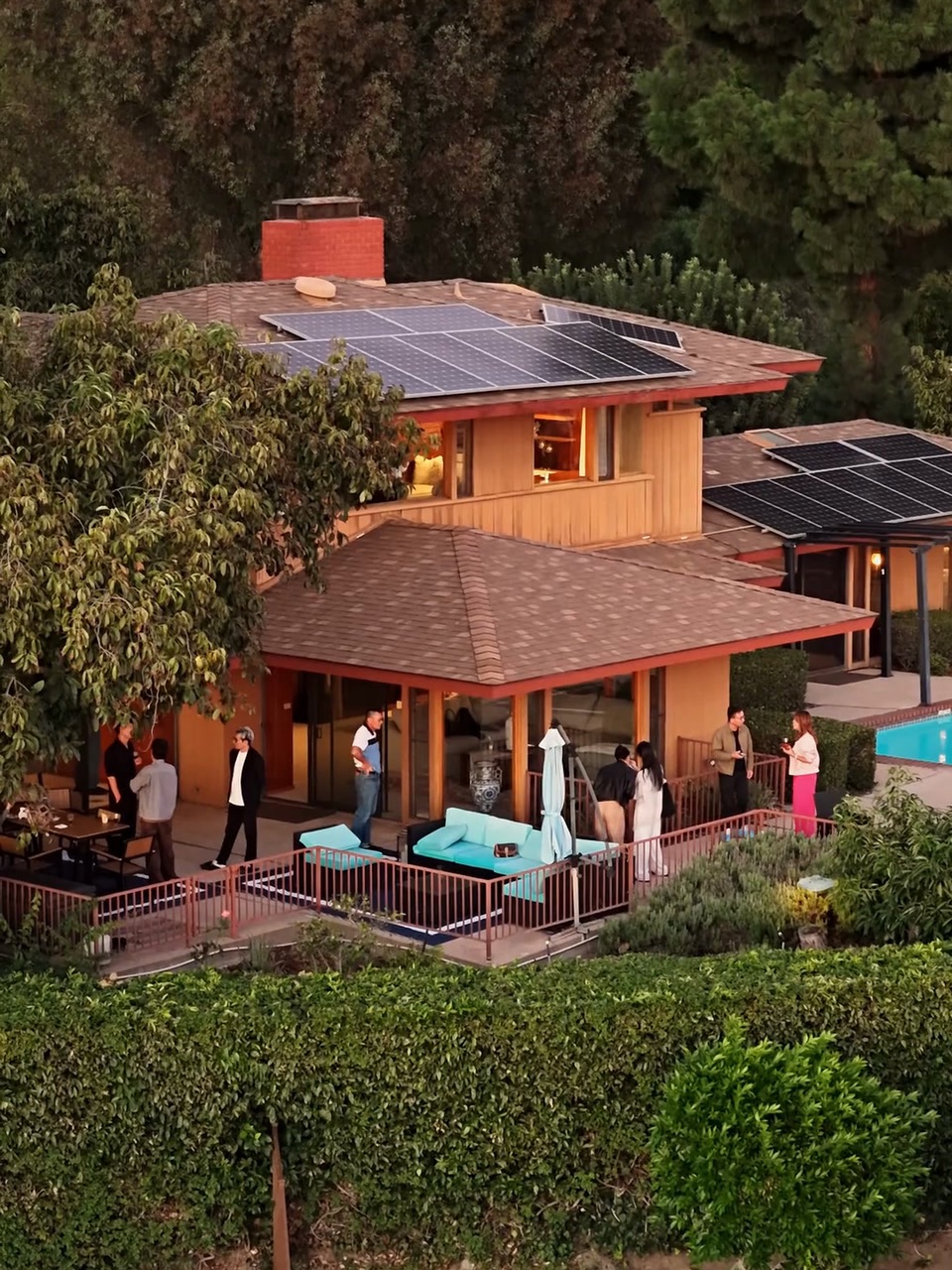 La maison du crépuscule · Après-midi : vue de drone de la maison sur la colline à l'arrivée des invités
